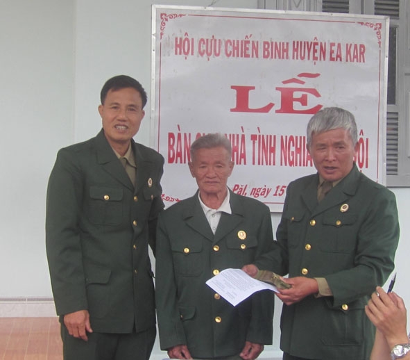 Hội CCB huyện Ea Kar trao nhà Nghĩa tình đồng đội tặng gia đình ông Phan Văn Thuận (giữa) ở thôn 4, xã Ea Păl. 
