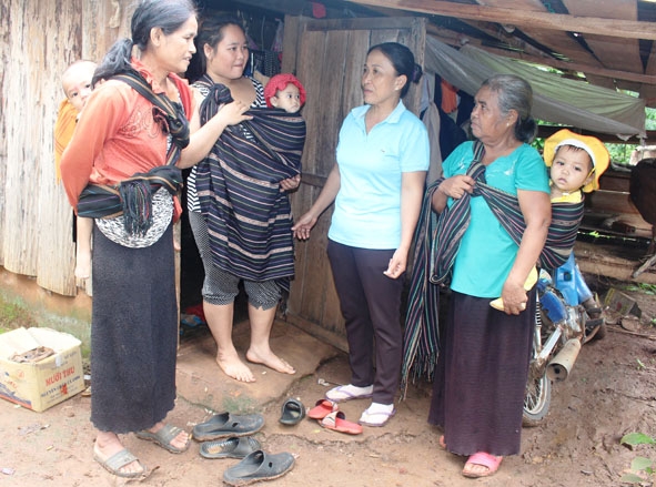 Cán bộ  Hội LHPN huyện  Cư M'gar tuyên truyền Luật  Hôn nhân  và Gia đình cho hội viên phụ nữ  trên địa bàn. 