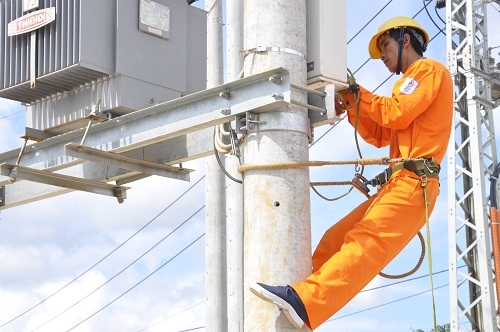 Công nhân Công ty điện lực Đắk Lắk thi công sửa chữa trên lưới điện