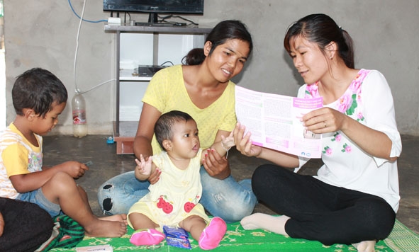 Cán bộ chuyên trách dân số  xã Cư Elang, huyện Ea Kar tuyên truyền cho người dân thực hiện gia đình 2 con để nâng cao chất lượng cuộc sống. 