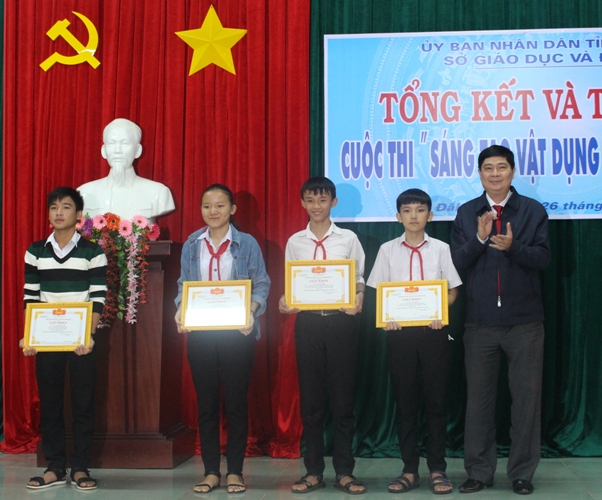 Giám đốc Sở GD-ĐT Phạm Đăng Khoa trao giải Nhất tặng các đơn vị đoạt giải cuộc thi. 