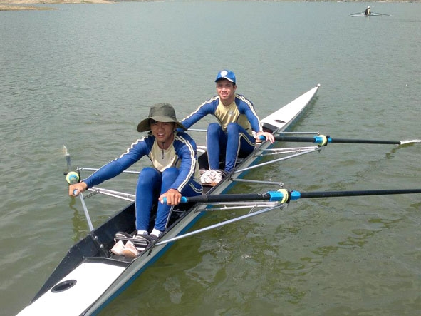 Các vận động viên đội tuyển rowing  tập luyện.