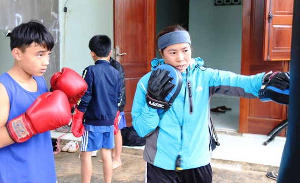 Chị Lò Thúy Năm hướng dẫn học trò luyện tập boxing. 