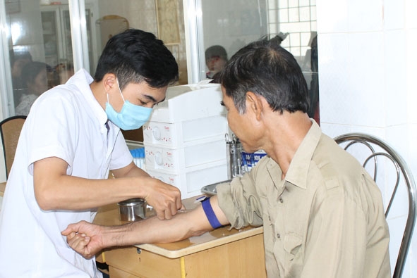 Người bệnh BHYT khám  chữa bệnh  tại Bệnh viện  Đa khoa  huyện  Krông Bông. 