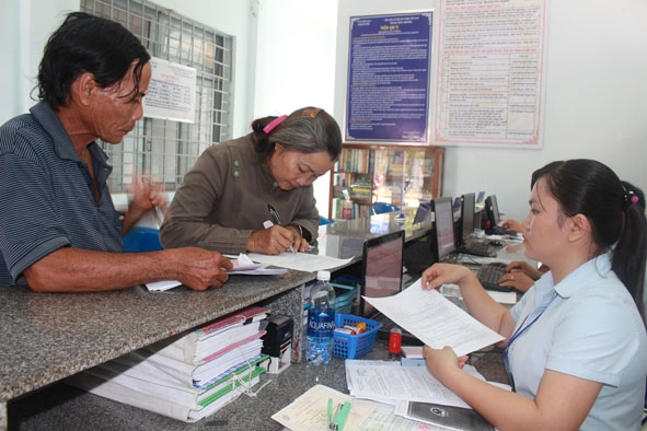 Cán bộ bộ phận tiếp nhận và trả kết quả - UBND xã Quảng Tiến (huyện Cư M'gar) hướng dẫn người dân thực hiện các thủ tục hành chính.   