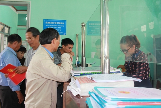 Người dân đến làm thủ tục hành chính tại Bộ phận tiếp nhận và trả kết quả - UBND huyện Ea Kar.