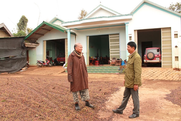 Lãnh đạo Hội Nông dân xã Ea Tul (bìa phải) thăm cơ ngơi khang trang của gia đình ông Y Wưn Ayun.  