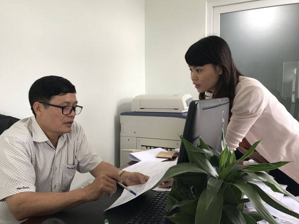 Ông Nguyễn Hoa Nam hướng dẫn giáo viên Trường Tiểu học - THCS & THPT Victoty kiểm tra lại nội dung  đề kiểm tra.  
