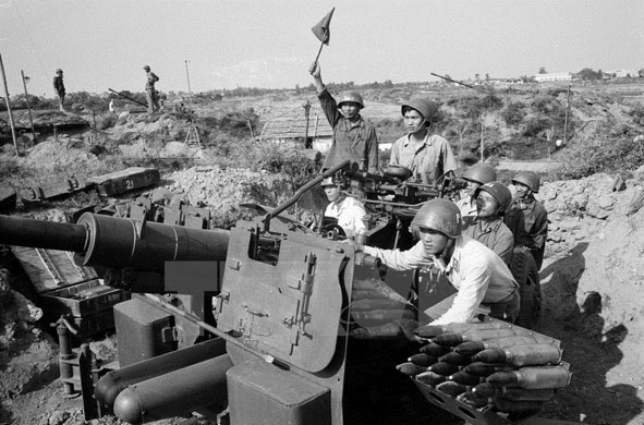 Đơn vị pháo cao xạ bảo vệ Thủ đô Hà Nội đã bắn rơi nhiều máy bay Mỹ trong cuộc chiến 12 ngày đêm năm 1972.  (Ảnh: TTXVN)	