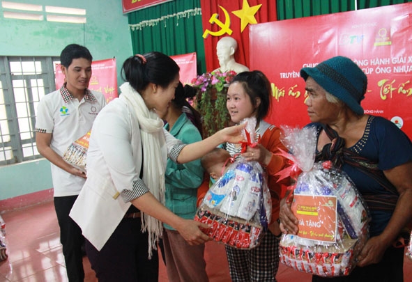 Đại diện Tập đoàn Hoa Sen trao quà cho người dân xã Pơng Đrang.  