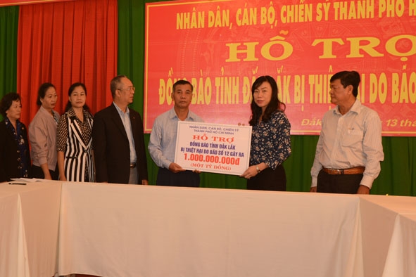 Phó Chủ tịch Ủy ban  MTTQ Việt Nam TP. Hồ Chí Minh Triệu Lệ Khánh (thứ 2 từ phải sang) trao số tiền hỗ trợ cho tỉnh Đắk Lắk.