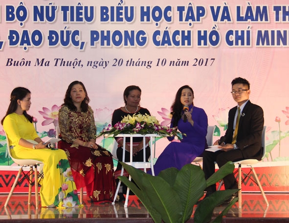Chị Trịnh Như Ngọc (thứ 2 từ phải sang) tham gia giao lưu tại một buổi lễ tuyên dương học tập và làm theo gương Bác.   