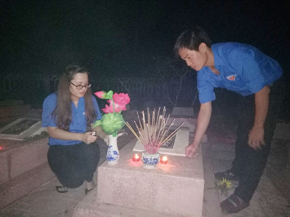 Đoàn viên, thanh niên huyện M'Đrắk thắp hương tưởng niệm các Anh hùng liệt sỹ. 