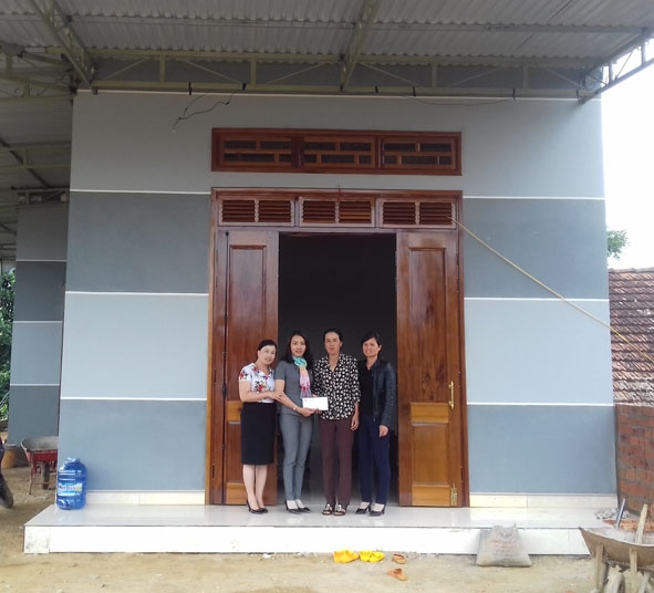 LĐLĐ huyện Ea Kar tặng nhà Mái ấm công đoàn cho gia đình chị Phan Thị Phương  (xã Cư Yang). 