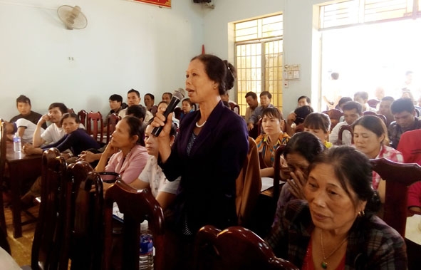 Người dân xã Ea Tar (huyện Cư M’gar) phát biểu ý kiến trong buổi đối thoại với lãnh đạo huyện. 