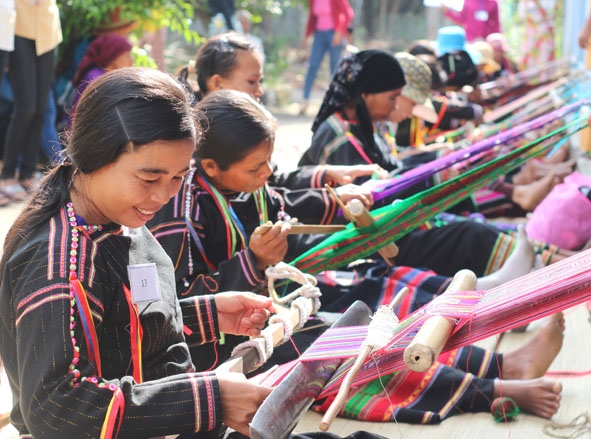  Nghệ nhân dệt  thổ cẩm Êđê  ở buôn Sút, xã Cư M'gar, huyện Cư M'gar thể hiện  kỹ thuật tạo hoa văn  truyền thống.  