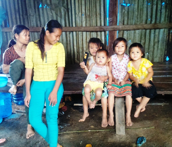 Hai người vợ và 4 đứa con của ông Nông Văn Hùa.