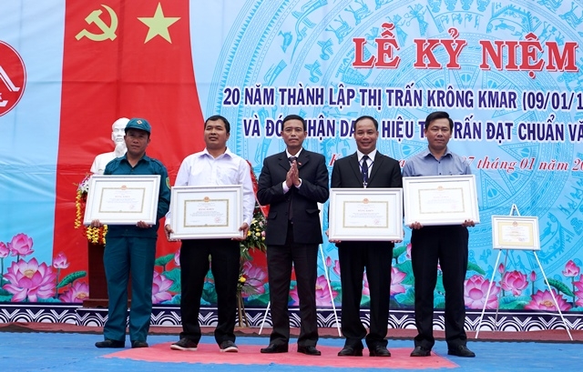 Phó Bí thư Huyện ủy Lê Văn Long trao Bằng khen của UBND tỉnh cho các tập thể có nhiều đóng góp trong quá trình xây dựng thị trấn.