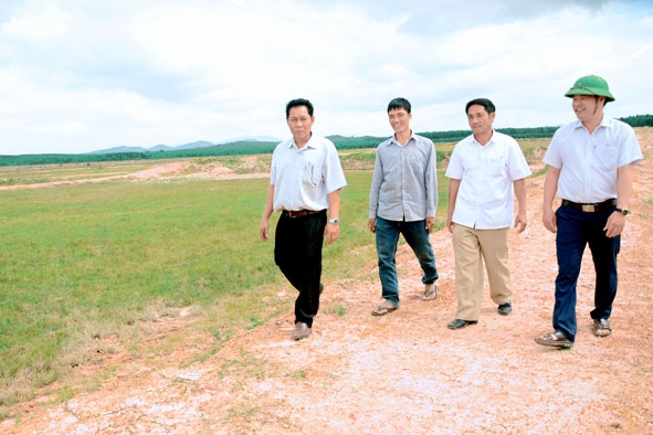 Khảo sát diện tích đất cấp cho đồng bào DTTS tại xã Vụ Bổn.   