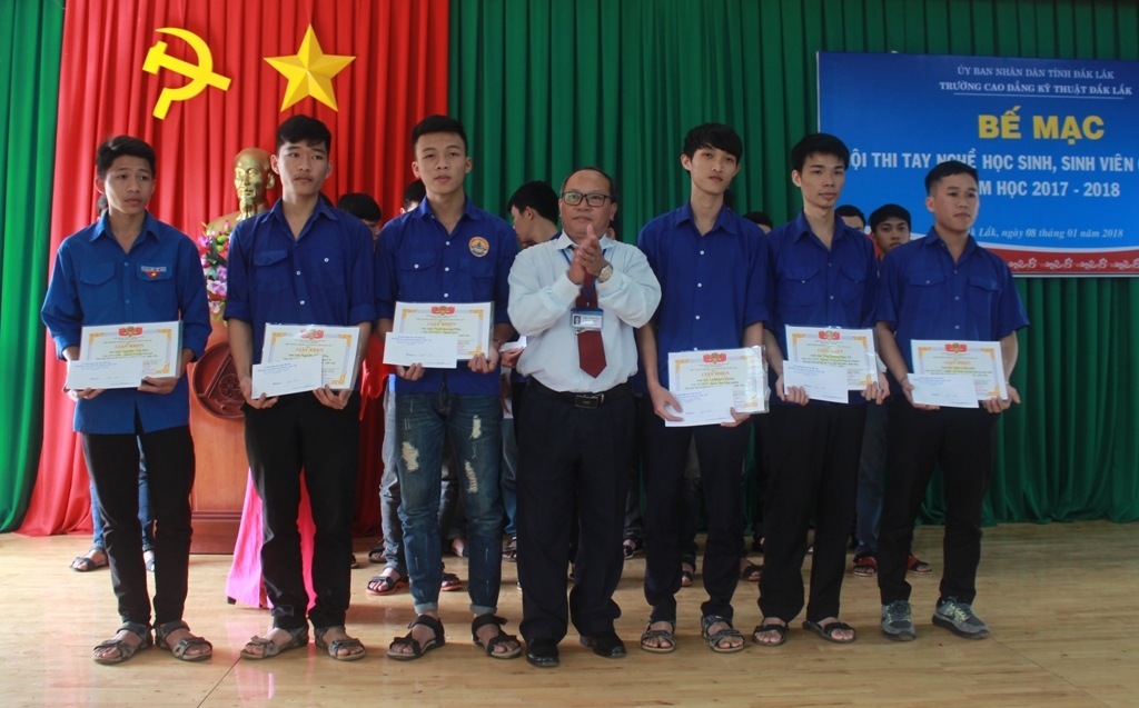 Trao Giấy khen tặng các học sinh, sinh viên đạt giải Nhì tại Hội thi.