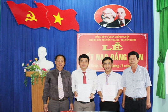 Chi bộ Đài Truyền thanh - Truyền hình huyện M’Đrắk tổ chức Lễ kết nạp đảng viên mới.