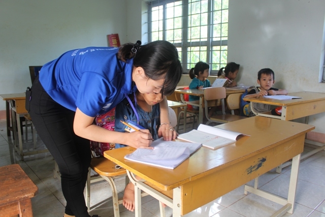 Sinh viên Đại học Tây Nguyên ôn tập hè cho học sinh tại xã Hòa An, huyện Krông Pắc. 