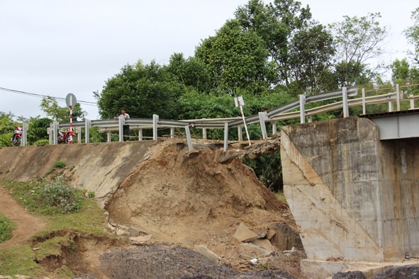 Cầu Đắk Liêng bị sập đường dẫn đầu cầu. 