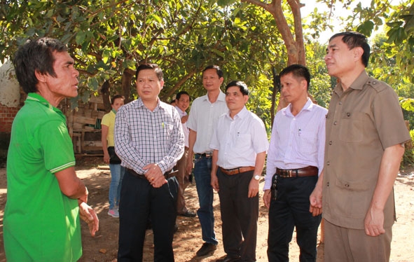 Ủy viên Trung ương Đảng, Phó Bí thư  Tỉnh ủy Trần Quốc Cường (bìa phải) cùng lãnh đạo các đơn vị thăm hỏi tình hình đời sống người dân buôn Ea Bô, xã Cư Bông (huyện Ea Kar). 