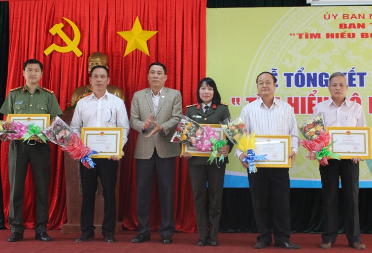 Phó Chủ tịch UBND tỉnh Võ Văn Cảnh trao Bằng khen tặng các cá nhân, tập thể có thành tích xuất sắc nhất của cuộc thi. 