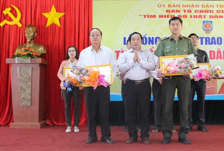 Giám đốc Sở Tư pháp Nguyễn Minh Thuận trao giải Nhì tập thể tặng các đơn vị. 