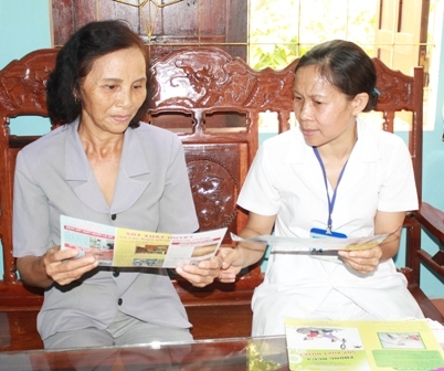 Cán bộ Trạm Y tế phường Thành Nhất hướng dẫn người dân các biện pháp phòng chống bệnh sốt xuất huyết. 
