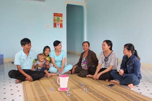 Cán bộ Hội Phụ nữ xã Hòa Thành (huyện Krông Bông) tuyên truyền Luật Bình đẳng giới cho gia đình hội viên phụ nữ trên địa bàn.     Ảnh: V. Anh