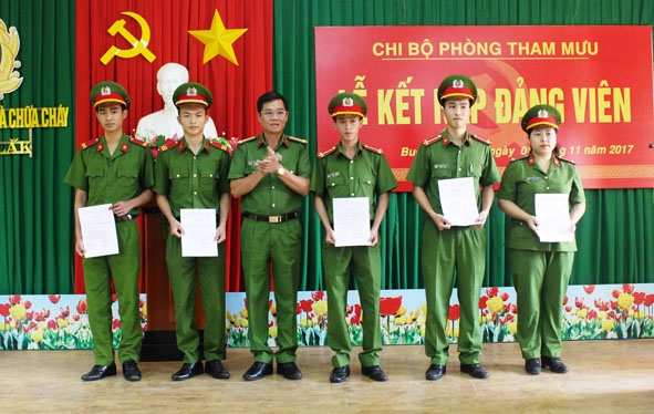 Trao quyết định kết nạp Đảng cho đảng viên mới tại Đảng bộ Cảnh sát PCCC tỉnh. 
