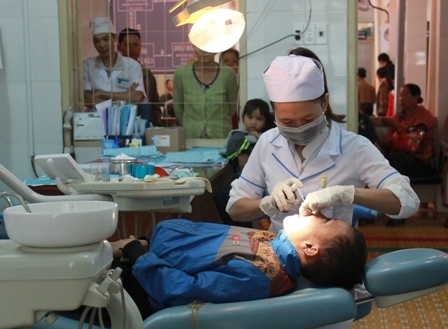 Khám răng cho trẻ em tại Bệnh viện Đa khoa huyện Buôn Đôn. 