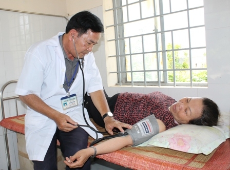 Khám bệnh cho bệnh nhân BHYT tại Trạm y tế xã Yang Reh (huyện Krông Bông)