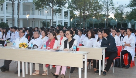 Đông đảo cán bộ, giảng viên và sinh viên y khoa của trường Đại học Buôn Ma Thuột tham dự lễ tri ân.