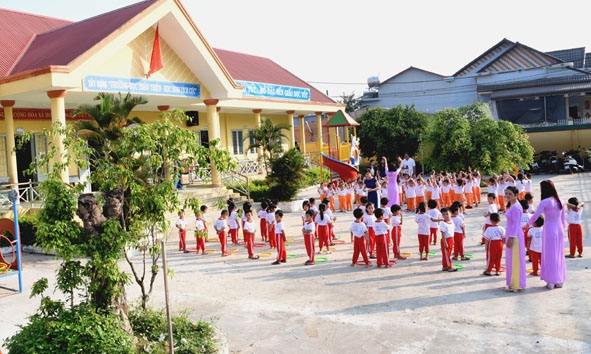 Giờ thể dục của học sinh Trường Mẫu giáo Sơn Ca - trường đạt chuẩn quốc gia ở xã Hòa Sơn.
