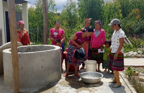 Người dân thôn Ea Rớt  dùng  nước sạch  từ giếng nước công cộng được các nhóm từ thiện  tặng bà con.   