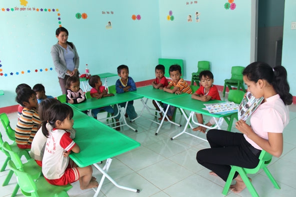  Các em  học sinh  say sưa nghe cô giáo H'Nghia Hwing giảng bài.