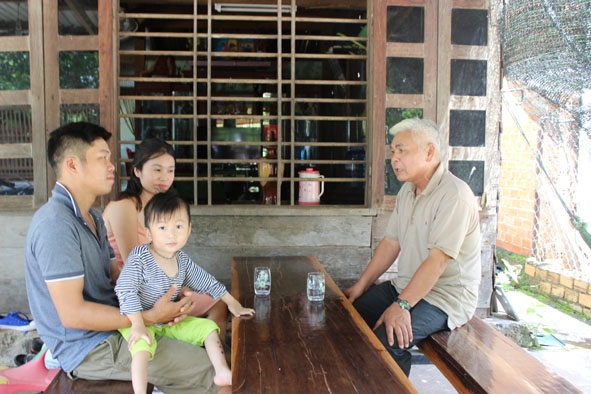 Trưởng thôn Lý Minh Thị (bên phải) thăm gia đình anh Đào Minh Bằng.  