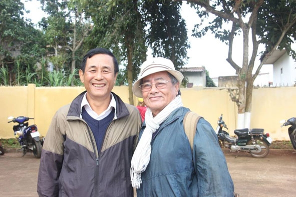 Hai nhà thơ Võ Quê (phải) và Trần Văn Tương (xã Phú Xuân, huyện Krông Năng).   