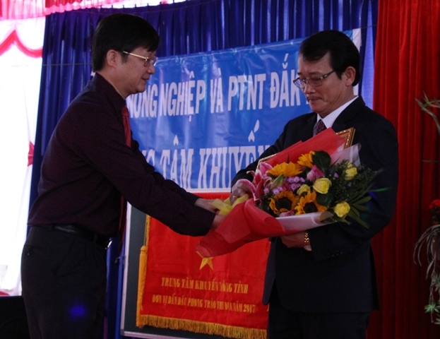 Ông Ngô Nhân, Giám đốc Trung tâm Khuyến nông tỉnh nhận Bằng khen của Tỉnh ủy trao tặng