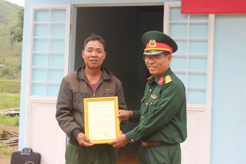 Lãnh đạo Phòng Chính trị (Bộ Chỉ huy Quân sự tỉnh) trao Quyết định tặng nhà cho ông Y Bhiông Niê