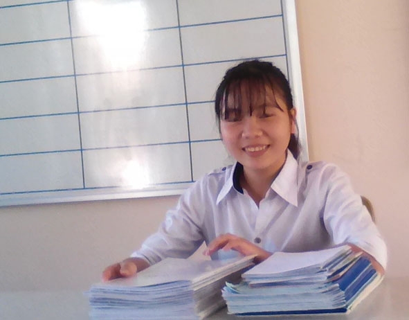 Em Hoàng Thị Bằng, học sinh lớp 12A4, Trường THPT Dân tộc nội trú Nơ Trang Lơng. 