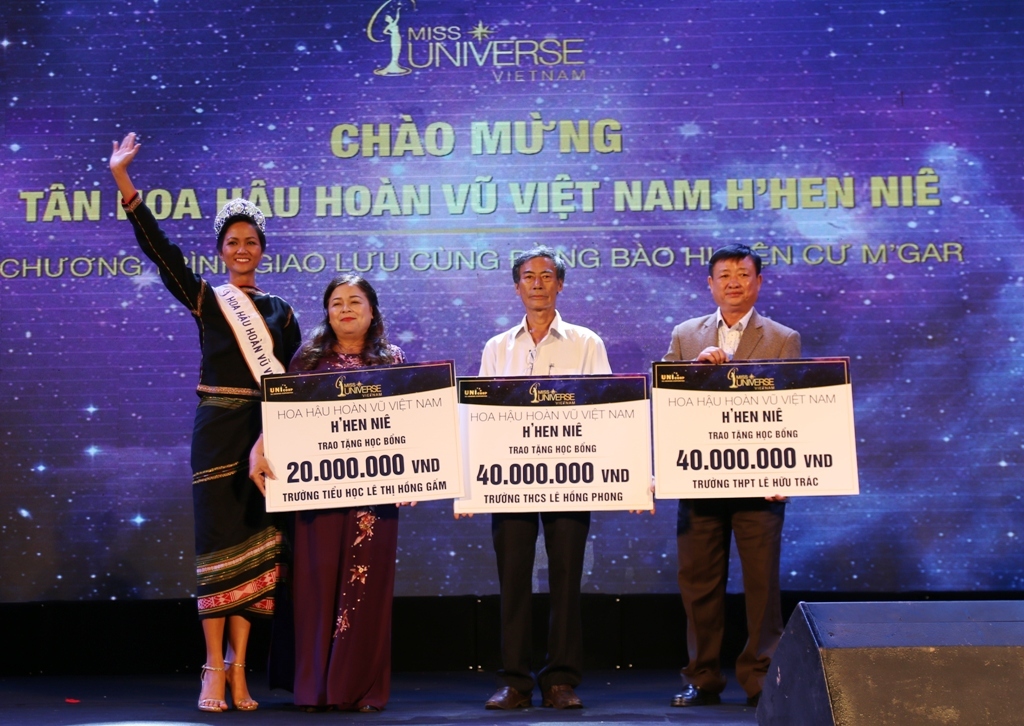Hoa hậu Hoàn vũ H'Hen Niê trao học bổng tặng học sinh nghèo vượt khó