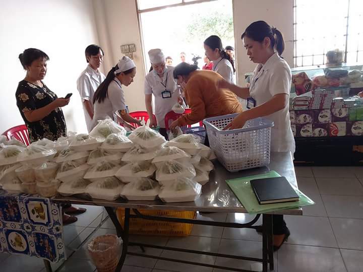 Những hộp cơm đủ dinh dưỡng từ nhóm tình nguyện của chị Sử Thị Bích Thủy sẵn sàng đến tay bệnh nhân nghèo tại Bệnh viện Đa khoa huyện M’Đrắk. 