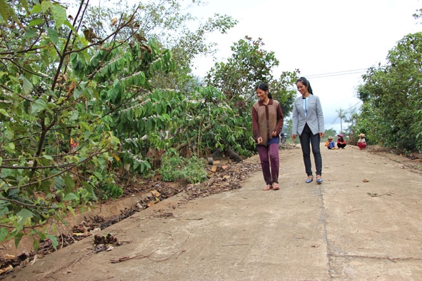 Đoạn đường giao thông nông thôn được gia đình chị H’Ai Ông (bìa trái) hiến đất xây dựng. 