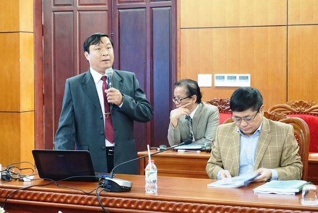 Thí sinh Bùi Khắc Hùng, Giám đốc Bệnh viện Đa khoa huyện Krông Pắk trình bày đề án trước Hội đồng thi tuyển.