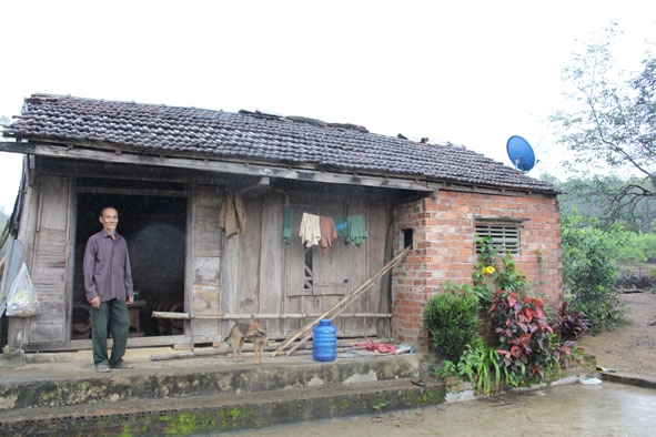 Căn nhà cũ nát của ông Nguyễn Xuân Hoài sắp được thay thế bằng ngôi nhà mới từ sự hỗ trợ  của các cấp, các ngành. 