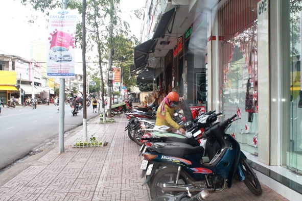 Phần vỉa hè trên tuyến đường Phan Bội Châu (TP. Buôn Ma Thuột) được cho thuê để kinh doanh, buôn bán. 